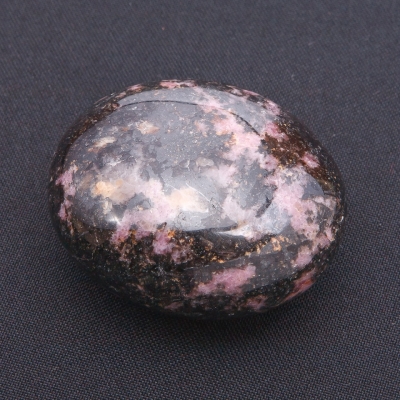 Камінь сувенірний Родоніт асорті ціна за 100 грам