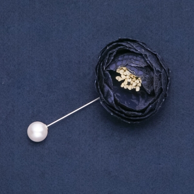 Брошка-булавка з квіткою з тканини "Піон" темно синій, діаметр 4см, довжина 9см
