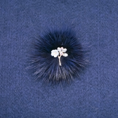 Брошка з хутра норки синього з квіткою, діаметр 50мм