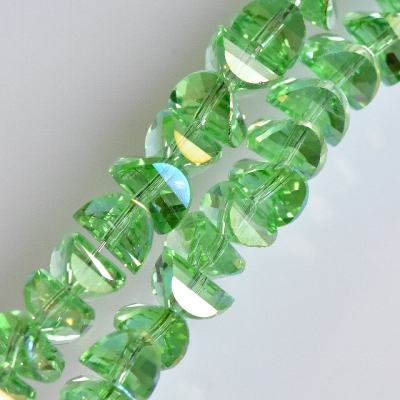 Намистини кришталеві в стилі "Сваровські" світло зелені з напиленням світлий "бензин", діаметр 6х4мм нитка, довжина 50см