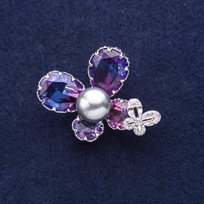 Брошка Метелик з синьо рожевими кристалами в стилі "сваровськи" 37х28мм білий метал