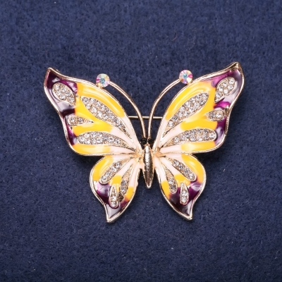 Брошка Метелик білі стрази фіолетова, жовта емаль 42х56мм жовтий метал