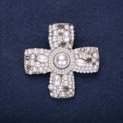 Брошка Орден краси перловий хрест колір білий 47х46мм сріблястий метал