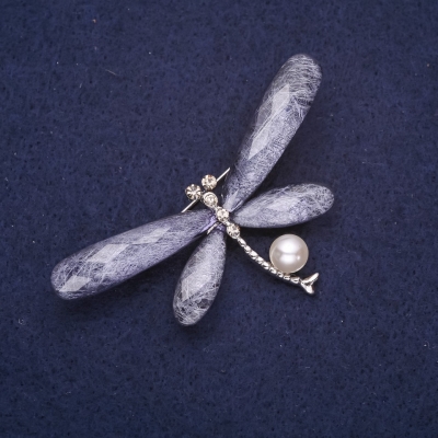 Брошка Бабка з перловою намистиною крила колір блакитний білий 70х35мм сріблястий метал світлий