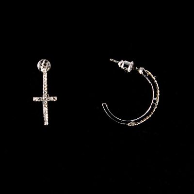 Сережки-гвоздики Обручі з дизайнерським рішенням у вигляді хреста, в стразах / метал під срібло / 35 * 12мм