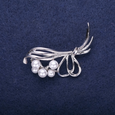 Брошка Букетик з перловими намистинами колір білий 50х22мм сріблястий метал