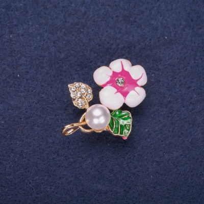 Брошка Квітка з перловою намистиною емаль стрази колір білий зелений малиновий 32х23мм золотистий метал