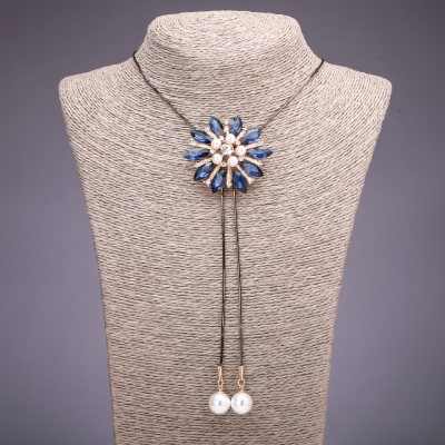 Підвіска-галстук Квітка з синіми кристалами на довгому ланцюжку метал "чорне золото", діаметр 49мм, довжина 90см