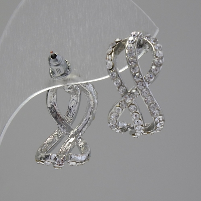 Сережки-пусети Нескінченність, білі стрази, метал під срібло, 2см