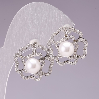 Сережки-пусети Роза, з білим перлами (іміт.) і стразами (метал під срібло) 2см