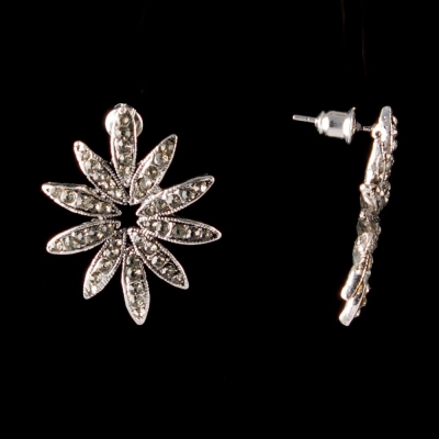 Сережки-пусети Квітка, світлі стрази, метал під срібло, 30мм