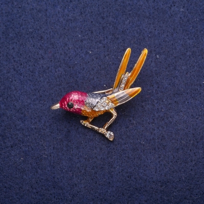 Брошка Пташка на гілці емаль зі стразами, золотистий метал 34х33мм