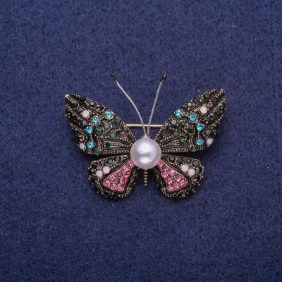 Брошка Метелик з перлиною в різнокольорових стразах, золотистий метал 30х41мм