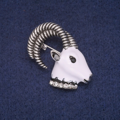 Брошка Голова Кози емаль зі стразами, сірий метал 33х36мм