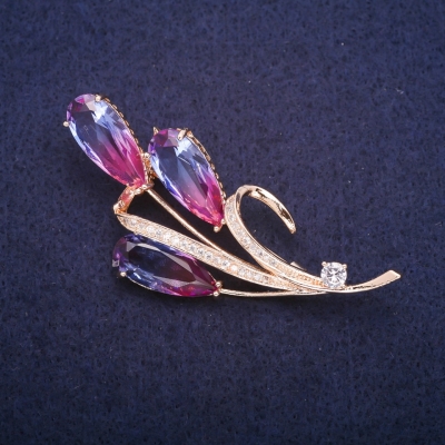 Брошка Гілочка з рожево-синіми кристалами в стилі "Сваровські", золотистий метал 32х65мм
