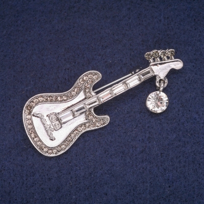 Брошка Гітара з білими і сірими стразами, сріблястий метал 22х57мм