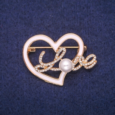 Брошка Серце з білою емаллю, стразами і намистиною, золотистий метал 30х41мм