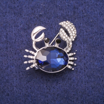 Брошка Краб з синім кристалом і білими стразами, сріблястий метал 27х28мм