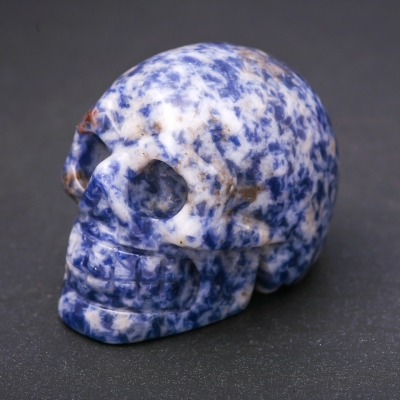 Сувенір з натурального каменю Содаліт череп "Йорик" 38х49х34(+-)мм
