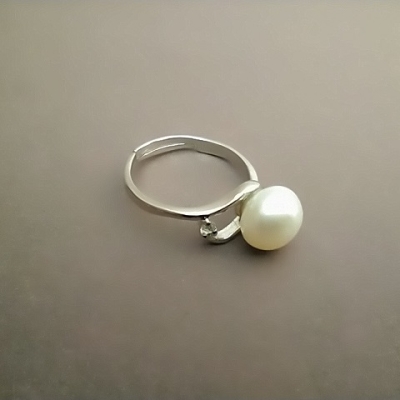 Каблучка Перлина завиток біла, діаметр 9мм без, розміри колір металу "срібло"