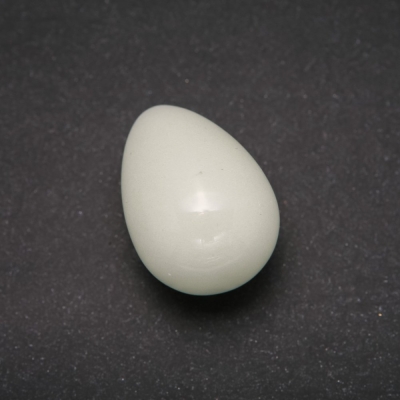Яйце сувенір з натурального каменю Онікс блакитне світіння, діаметр 35х25+-мм