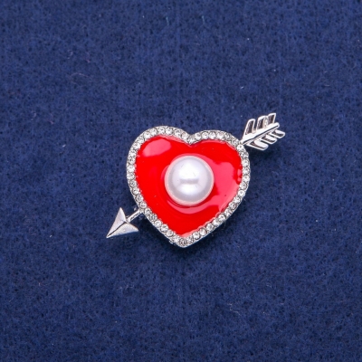 Брошка Серце з червоною емаллю, білими стразами і намистиною 25х42мм, сріблястий метал