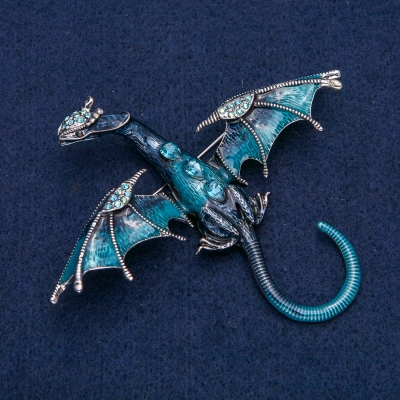 Брошка-кулон Дракон сріблястий метал з синьою емаллю і синіми і бензин стразами 90х78мм + -