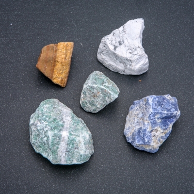 Натуральний необроблений сувенірний камінь Асорті галтівка (за 100г+-)