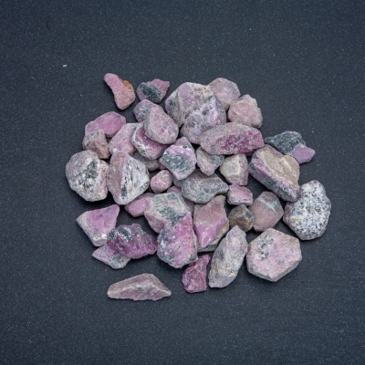 Сувенірний натуральний необроблений камінь Родоніт галтівка (ціна за 100г.)
