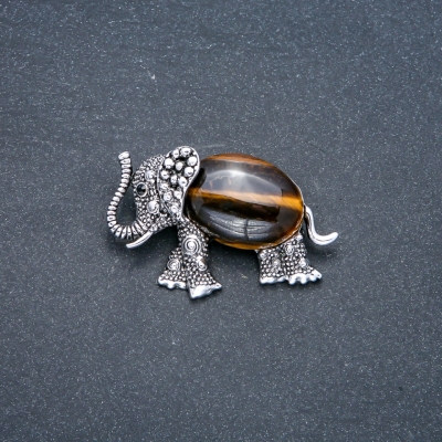 Брошь-кулон Слон із натуральним каменем Тигрове око, сріблястий метал 45х30мм+-