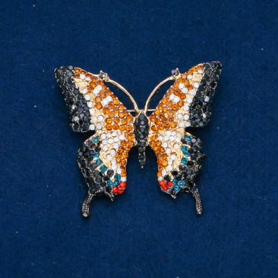 Брошка Метелик різнокольорові стрази, золотистий метал 50х55мм + -