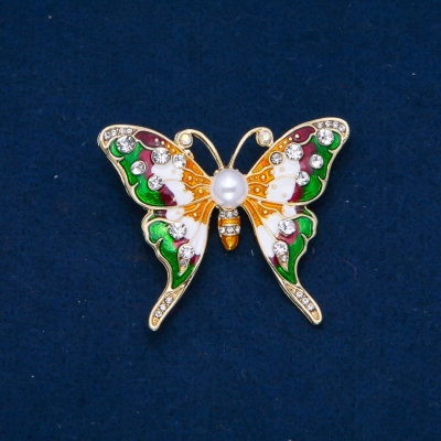 Брошка Метелик білі стрази, емаль, намистина, золотистий метал 52х44мм + -