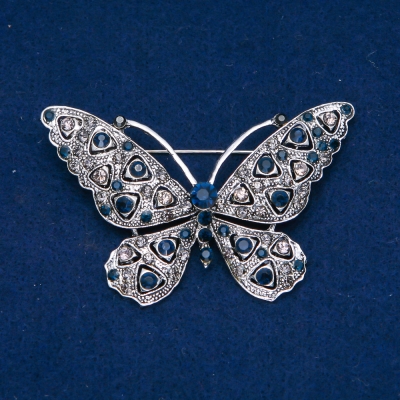 Брошка Метелик сріблястий метал, сині і білі стрази 46х70мм + -