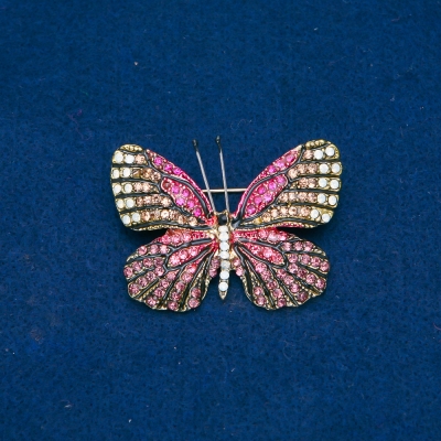 Брошка Метелик золотистий метал, рожеві, золотисті і білі стрази 38х47мм + -