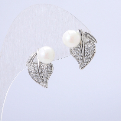 Сережки Xuping Родій з білими стразами і білою намистиною, діаметр 16х14мм + -