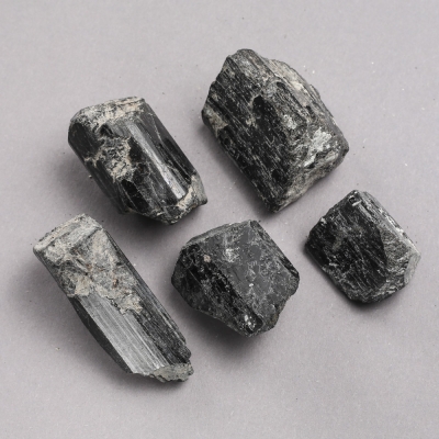 Сувенірний необроблений камінь Турмалін Шерл вагою від 30г. (ціна за 100г.)