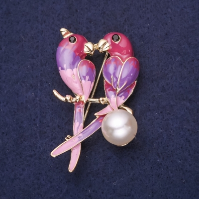 Брошка Папуги з перловою намистиною на гілці емаль стрази колір бузковий ліловий рожевий білий 49х28мм золотистий метал