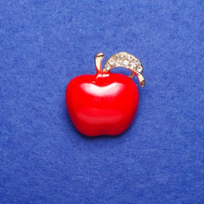 Брошка "Яблуко" червоне 2,7х2,8см емаль жовтий метал