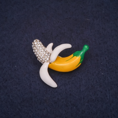 Брошка фрукт Банан 28х25мм стрази емаль колір білий жовтий зелений метал сріблястий