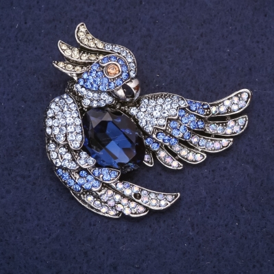 Брошка Папуга емаль стрази колір синій блакитний хамелеон51х48мм сріблястий метал