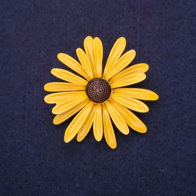 Брошка Квітка ромашка емаль жовтий колір 40мм золотистий метал