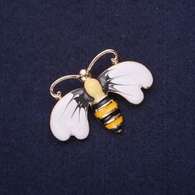 Брошка Бджола метелик емаль колір білий жовтий сірий чорний 41х30мм золотистий метал
