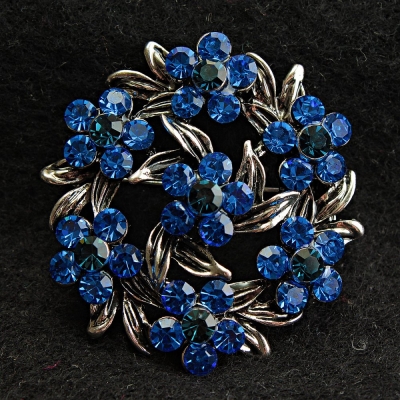 (35/35 мм) Брошка темний метал кругла сплетені пелюстки, квіти в синіх каменях