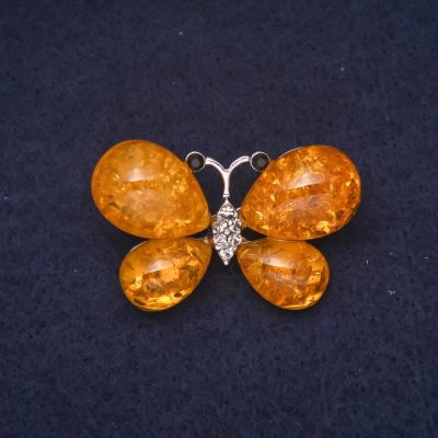 Брошка бурштинова Метелик (іміт) 38х24мм колір жовтий метал сріблястий