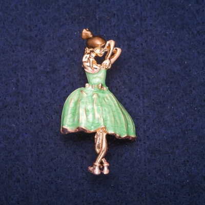 Брошка Балерина із зеленою і коричневою емаллю, золотистий метал 24х46мм