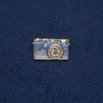 Брошка Фотоапарат золотистий метал з блакитною емаллю і білими каменями 30х17 мм + -