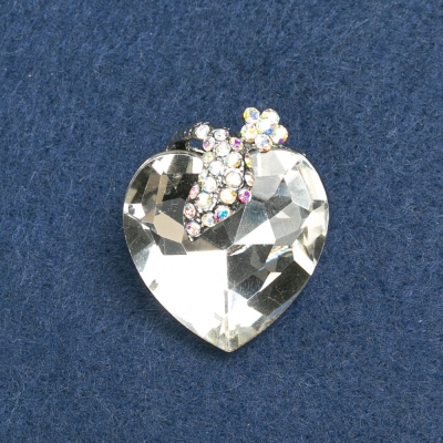 Брошка Серце сріблястий метал, білий кристал і бензин стрази 32х27мм + -