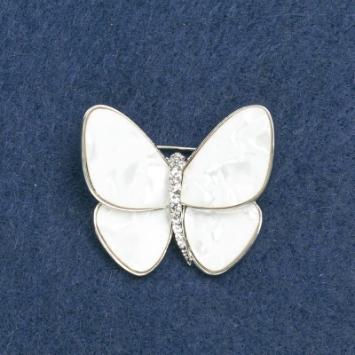 Брошка Метелик сріблястий метал, білий Перламутр і білі стрази 35х45мм + -