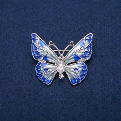 Брошка Метелик з білими кристалами і блакитний емаллю, золотистий метал 31х37мм