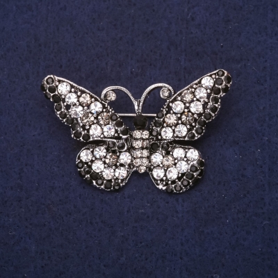 Брошка Метелик стрази колір білий чорний сірий 47х29мм сріблястий метал
